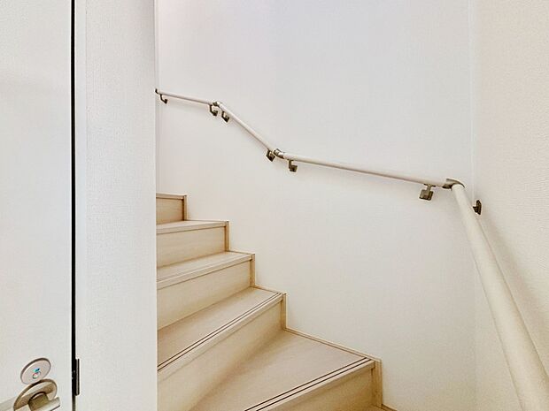 安全性を考慮し階段には手すりを設置しています　