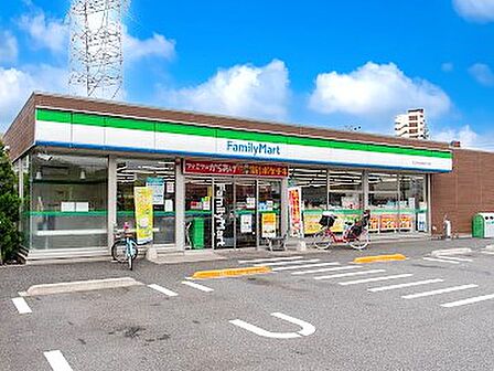 コンビニ 240m ファミリーマート 足立中央本町四丁目店