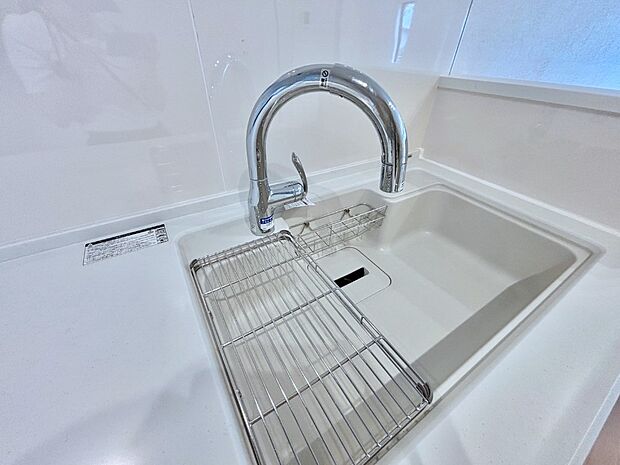 センサーに手をかざすだけで吐水/止水ができるタッチレス水栓。浄水器付き。