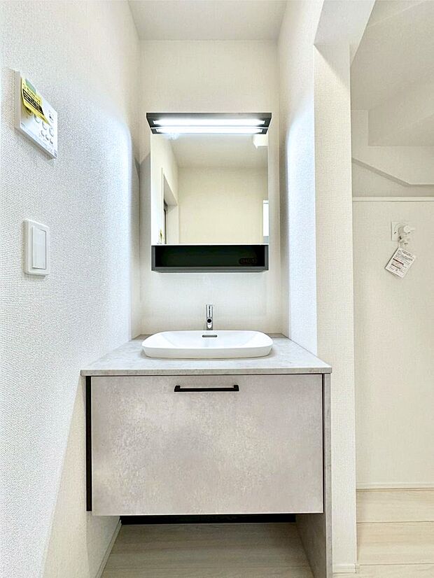大きく見やすい三面鏡で清潔感ある洗面台は、身だしなみチェックや肌のお手入れにおすすめです。