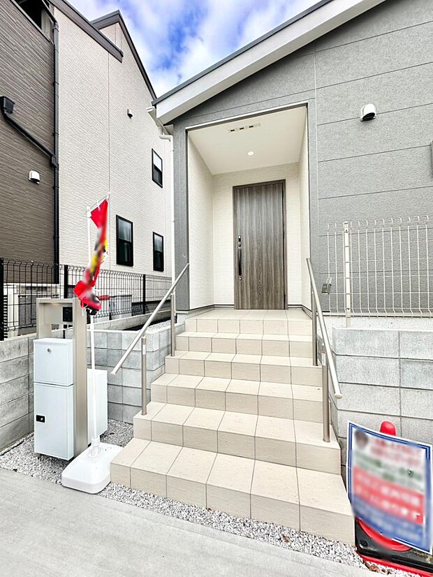 玄関アプローチにはプランターを並べて季節の花でお客様をおもてなしできます。