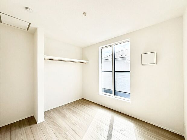 明るいバルコニーサイドに洋室を設置。目覚めの良い寝室に。