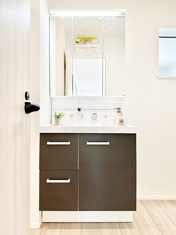 スタイリングに便利な三面鏡、ミラーキャビネットで細かい物スッキリ