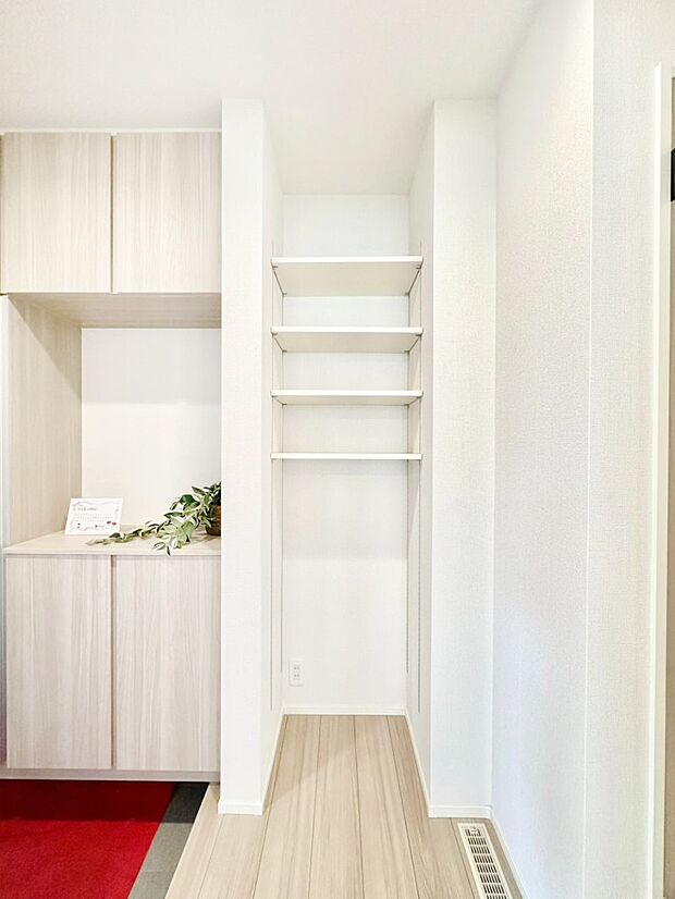 玄関ホール収納。たっぷりの収納スペースで快適に暮らせそう。