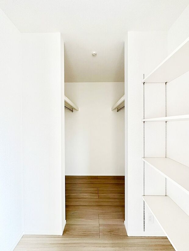 季節品や趣味の品などたっぷり収納出来るウォークインクローゼット付きです。