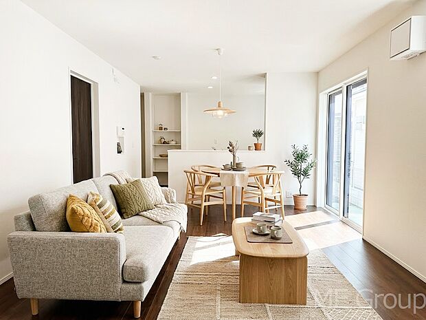 落ち着いた雰囲気のLDKは家族みんなの快適空間 ※家具はCGです