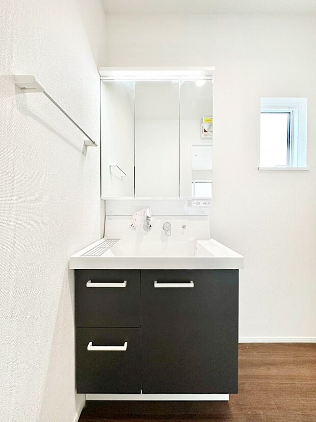 スタイリングに便利な三面鏡、ミラーキャビネットで細かい物スッキリ