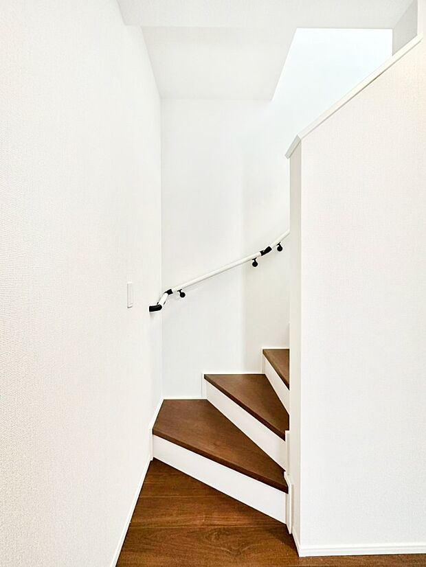 階段は手すり付きなので小さなお子さまやご高齢の方も安心です。