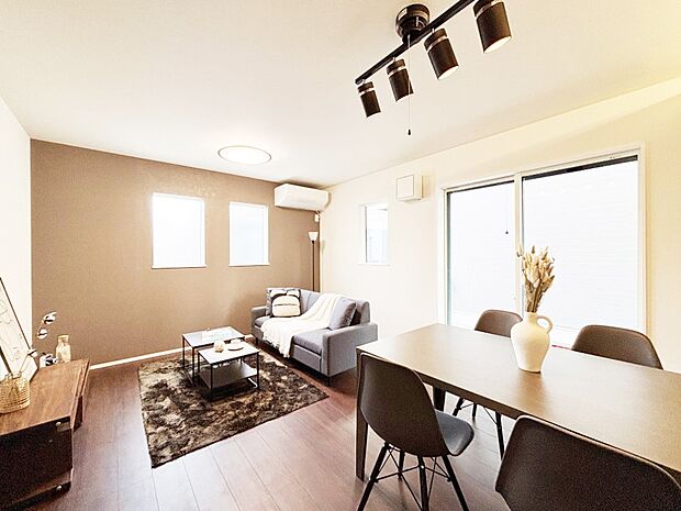 大きな窓からたっぷりの陽光と風を感じられるリビング