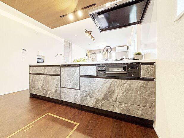 広々とした使い勝手の良いキッチンで日々のお料理も楽しくなりそう