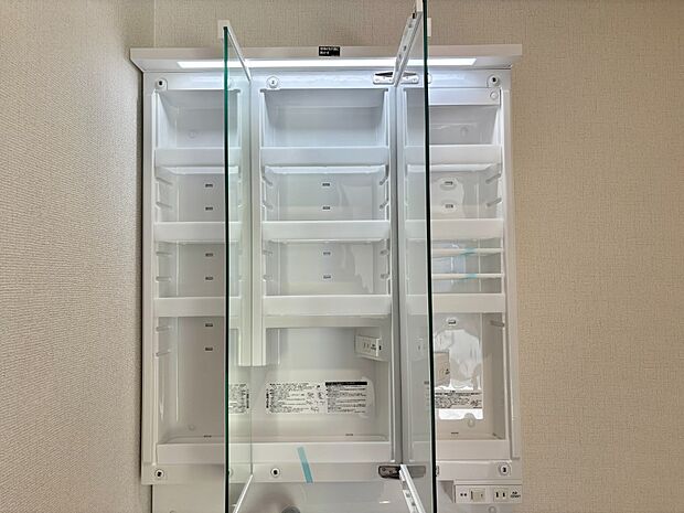 三面鏡の裏に、化粧品や衛生用品などを収納可能。洗面台をすっきりと保ちます！  