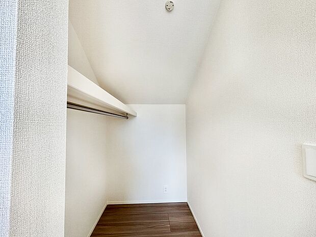 衣類をハンガーに掛けたまま収納できるWIC。衣類の整理整頓がしやすくて便利です!