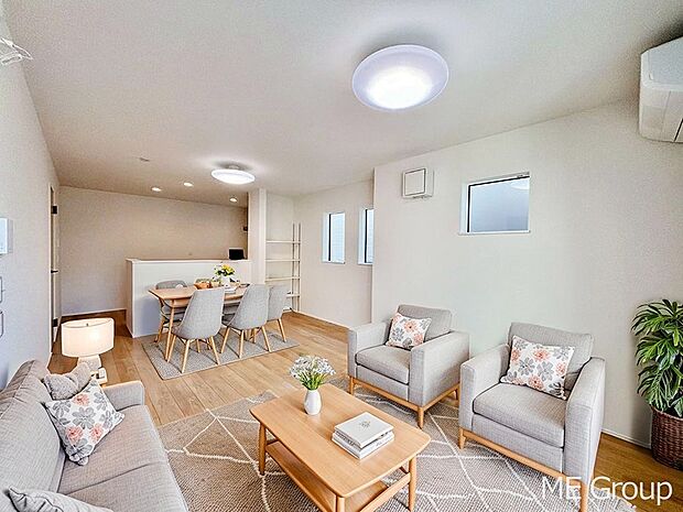 ご家族の賑やかな話し声で包まれる明るいリビング ※家具はCGです