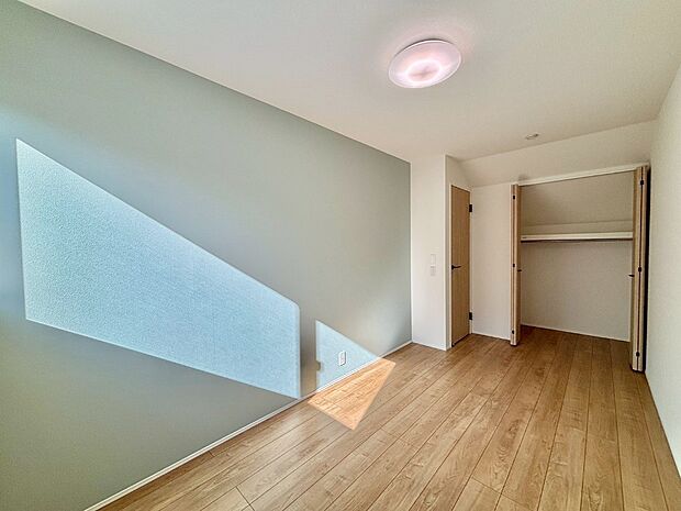 アクセントクロスがお洒落な洋室。