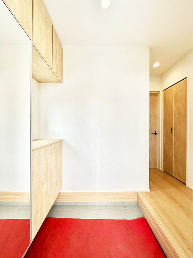 ミラー付きシューズボックスはお出かけ前の身だしなみチェックに便利