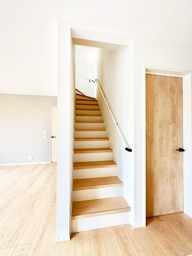 ご家族間のコミュニケーションが深まるリビングイン階段を採用