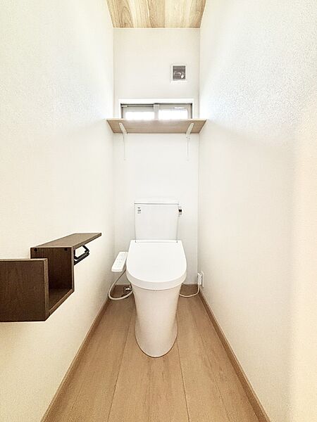 明るく清潔感のあるトイレです。