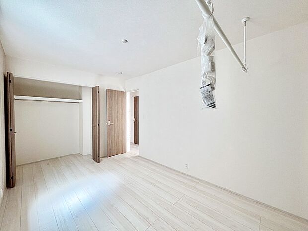 子供部屋にもおすすめな収納スペースたっぷりの居室。室内物干し付きです。