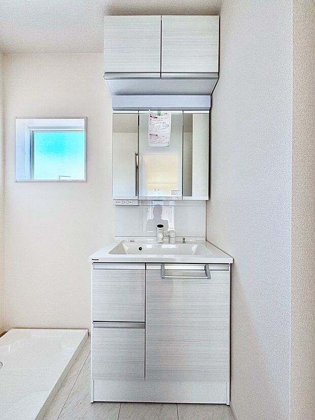 大きく見やすい三面鏡で清潔感ある洗面台は、身だしなみチェックや肌のお手入れにおすすめです。