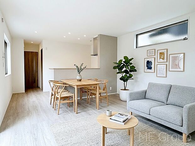 家族の和やかな会話が聞こえてきそう。開放感のあるリビングです。※家具はCGです