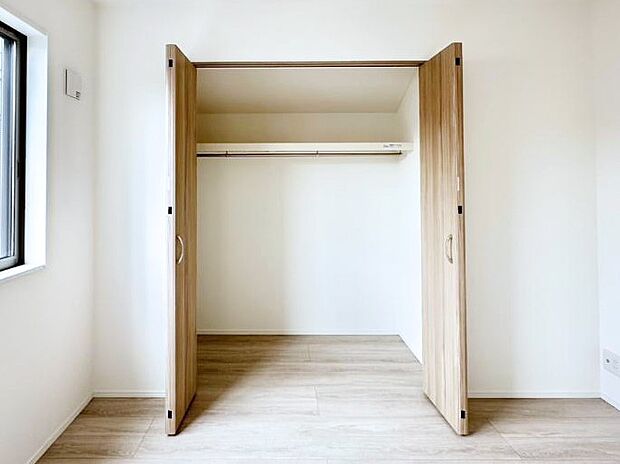 洋室のクローゼット。奥行きがあるので厚手の衣類もすっきり収まります。