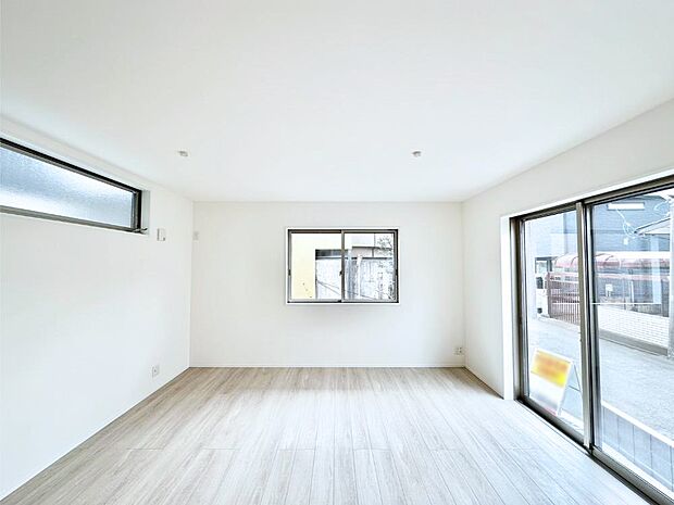 日当たりの良いリビング。お気に入りのグリーンを飾れば更に心地よさがアップ!