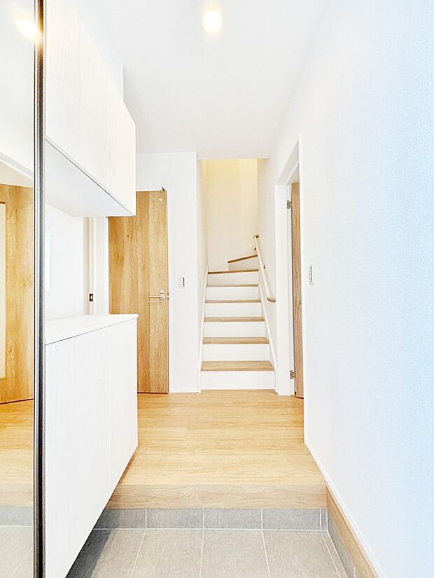 ご家族やお客様を気持ちよくお出迎えできる穏やかな雰囲気の玄関です。