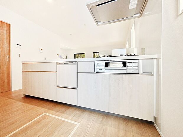 システムキッチンはシンプルでスッキリした飽きの来ないデザインなので永く使えそう!