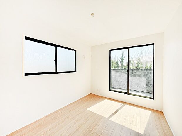 バルコニーが明るさと開放感を演出!朝スッキリと目覚められそうですね