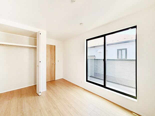 お子さまのお部屋としても!衣類の整理整頓に便利なクローゼット付きの洋室。