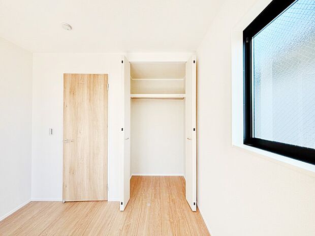 毎日着る衣類や荷物などの収納に便利なクローゼット付きです。