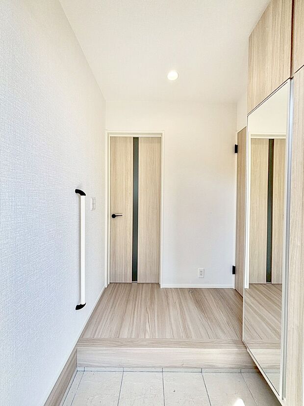 ミラー付きシューズボックスはお出かけ前の身だしなみチェックに便利