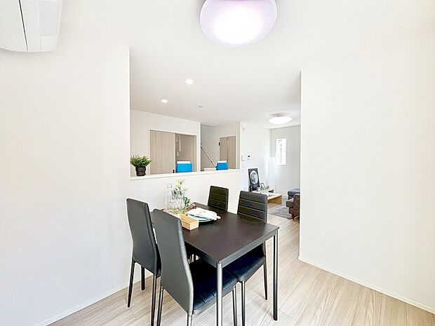 落ち着いた雰囲気のLDKは家族みんなの快適空間