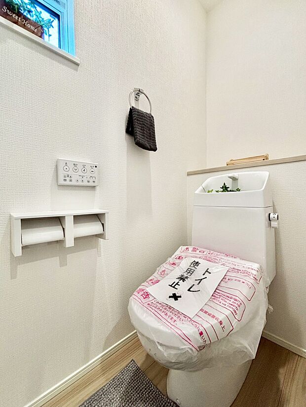 換気用小窓があり、明るく清潔な空間です。