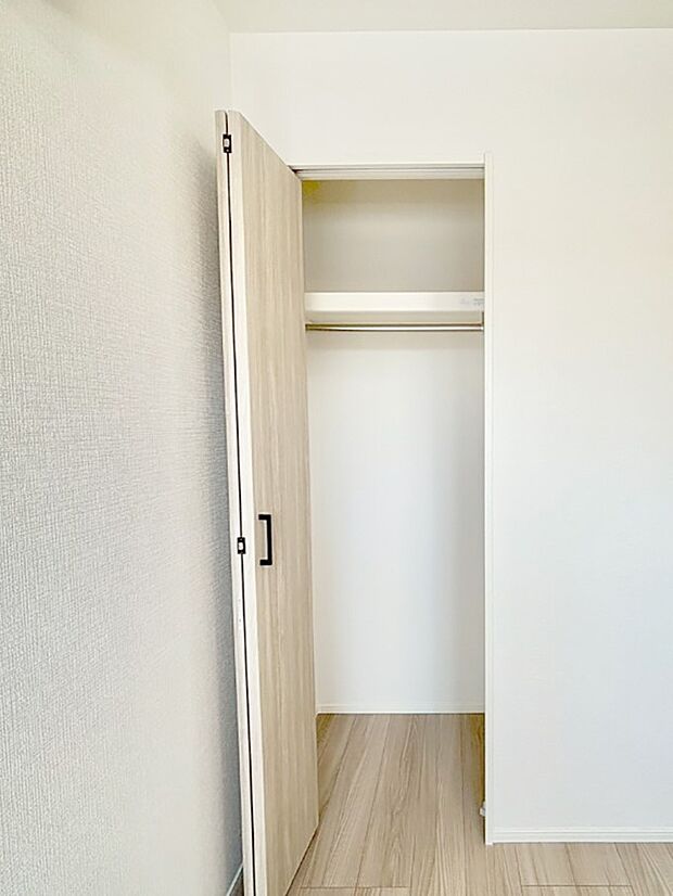 毎日着る衣類や荷物などの収納に便利なクローゼット付きです。