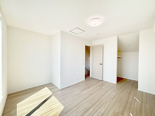 ウォークインクローゼットがあるお部屋!季節ごとの入れ替えも不要で便利です。