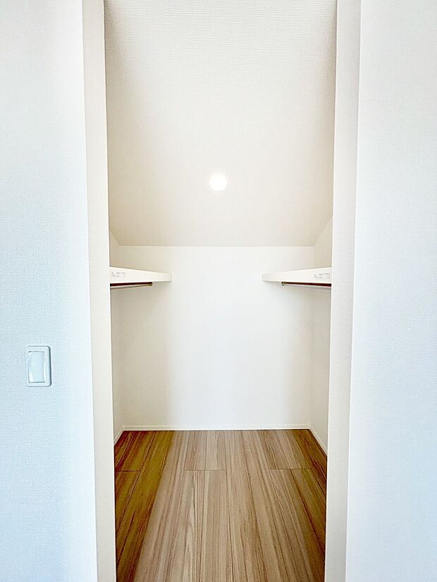 季節物の衣類もスッキリ収納できるウォークインクローゼット