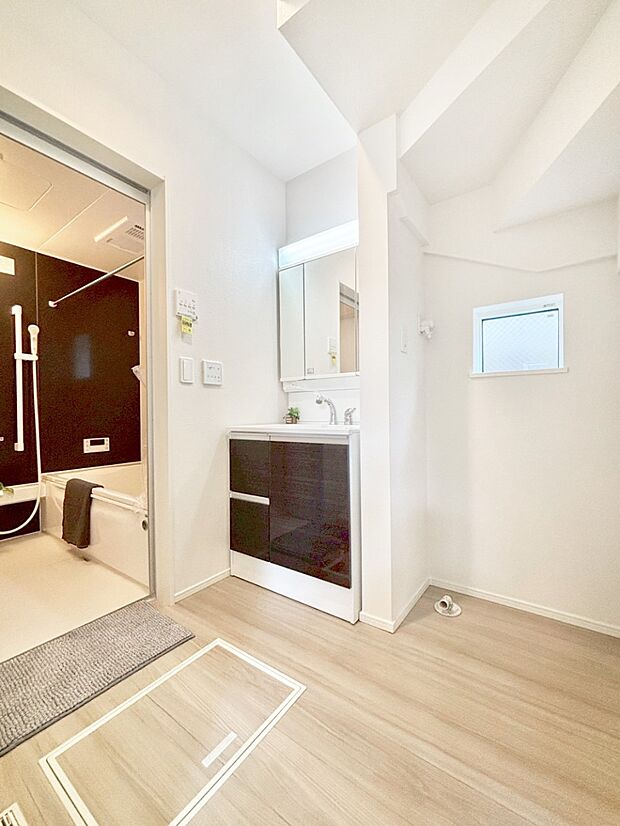 清潔感のある快適空間です。毎日の身支度も気持ち良くお使い頂けます。