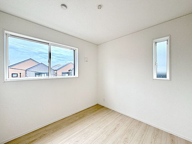 2面採光で気持ちよく自然光が取り入れられるのでお子様のお部屋にもピッタリ