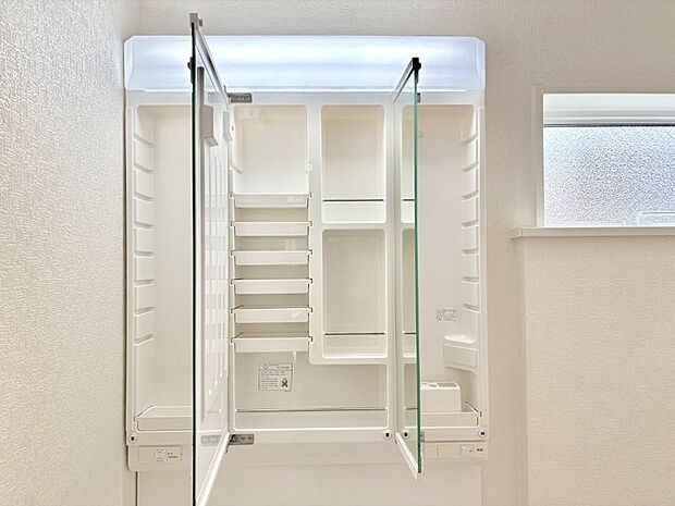 三面鏡の裏に、化粧品や衛生用品などを収納可能。洗面台をすっきりと保ちます!