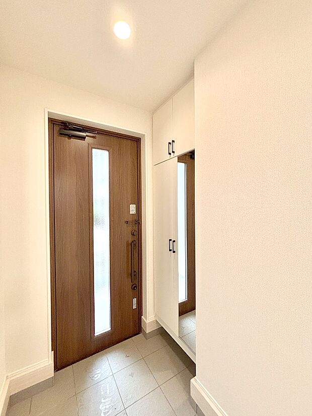 明るい玄関はお客様をお出迎えするのにぴったりです!