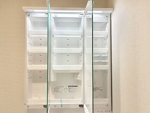 三面鏡の裏に、化粧品や衛生用品などを収納可能。洗面台をすっきりと保ちます!
