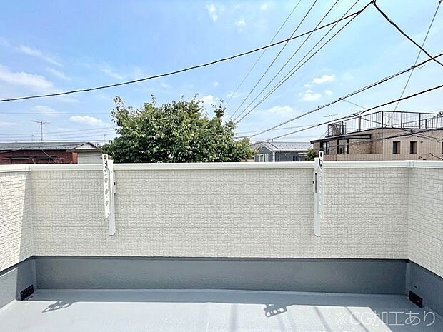 南向きのバルコニー!ご家族の洗濯物はもちろん、お布団もたっぷり干せます!