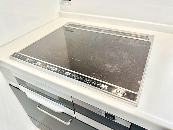 IHクッキングヒーターは天板の調理面がフラットなので調理後はサッと一拭きするだけ！