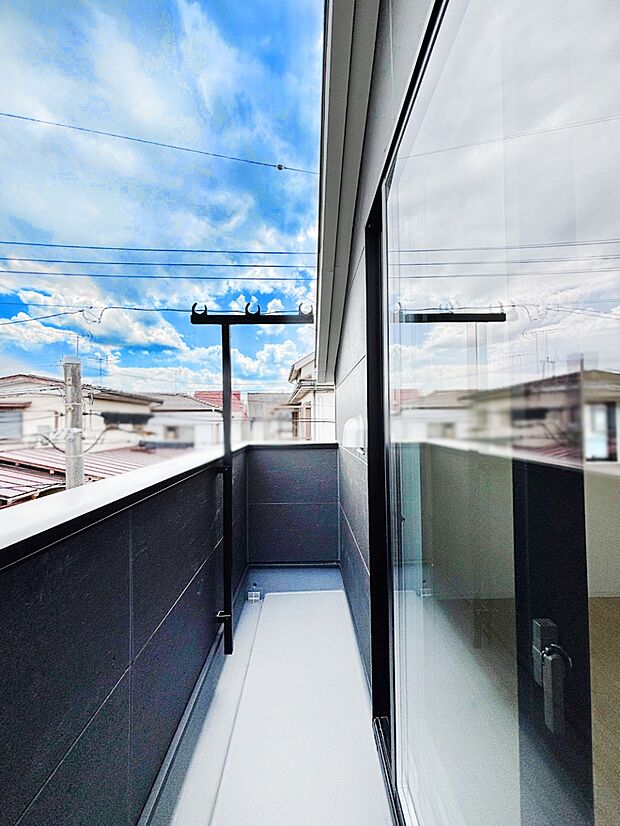 暖かな陽光が降り注ぐバルコニーはお洗濯におすすめ。爽やかな風も心地よいです。