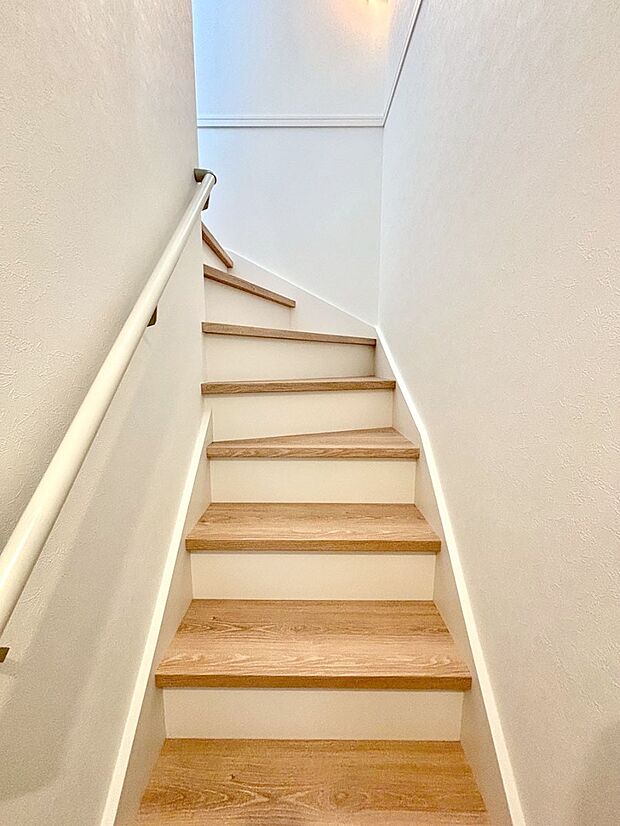 安全性を考慮し階段には手すりを設置しています