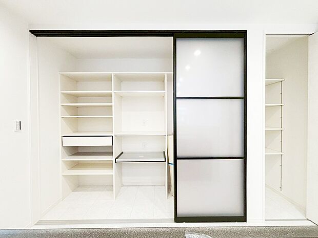 たっぷりの収納スペースも扉を閉めればスッキリ