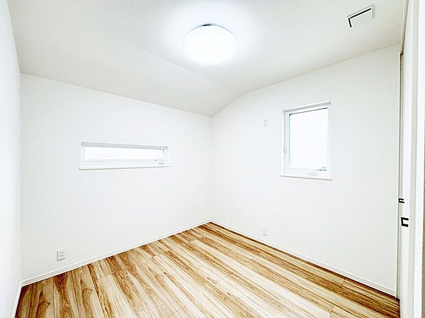 窓からのやさしい光が心地よいプライベートルーム