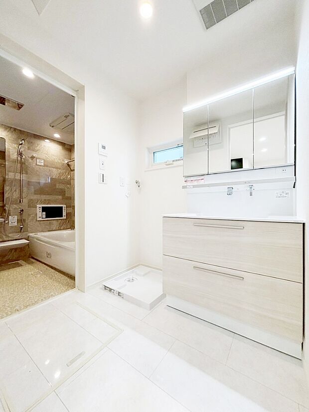 清潔感ある洗面化粧室で朝の身支度も快適