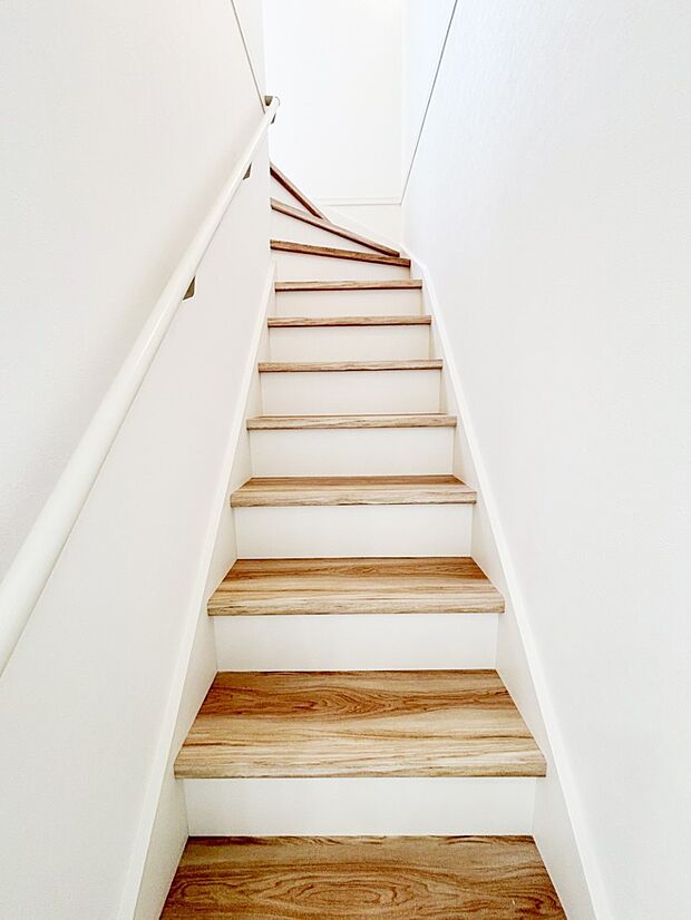 階段は手すり付きなので小さなお子さまやご高齢の方も安心です